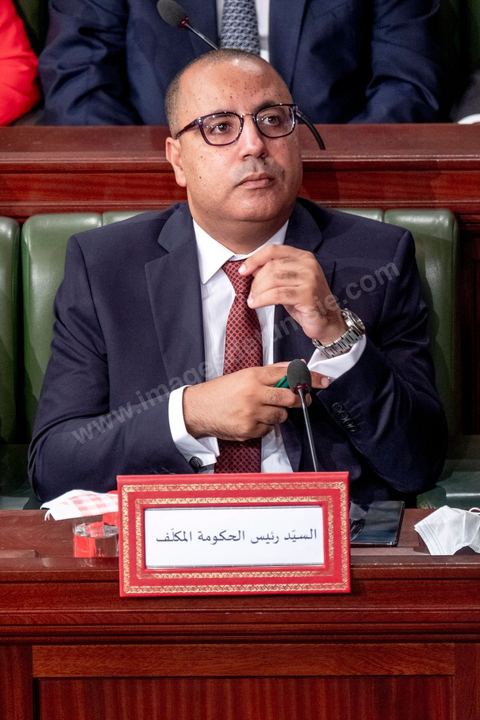 1er septembre 2020 : Hichem Mechichi devant l'ARP lors du vote de confiance du gouvernement de Hichem Mechichi, Premier ministre proposé par le président Kais Saied suite à la démission de Elyes Fakhfakh demandé un mois plus tot par le Président, à l'assemblée des Représentants du Peuple. Après la présentation des membres du gouvernement, le premier ministre nommé présente son programme pour le vote de confiance qui doit avoir lieu dans la soirée après les questions des parlementaires. 
