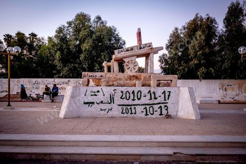 Au centre ville, le monument de la charrette de Mohamed Bouzid commémore le démrrage de la révolution, c'est depuis le lieu de rassemblement des protestations à Sidi Bouzid, 10 ans après la révolution le bilan. Il y a 10 ans, le 17 décembre 2010, Mohamed Bouazizi, jeune chomeur, vendeur ambulant de légumes, s'immolait devant le gouvernorat au centre ville. Ce fut le début des manifestations des syndicalistes en région, le début de la révolution tunisienne qui aboutira le 14 janvier 2011 au départ du président dictateur Ben Ali et de sa famille. "Travail, Liberté et Dignité", ces trois mots du slogan des révolutionnaires de 2010 sont encore et toujours aujourd'hui scandés dans les rues de Tunisie. 