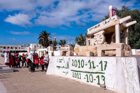 Au centre ville, le monument de la charrette de Mohamed Bouzid commémore le démrrage de la révolution, c'est depuis le lieu de rassemblement des protestations à Sidi Bouzid, 10 ans après la révolution le bilan. Il y a 10 ans, le 17 décembre 2010, Mohamed Bouazizi, jeune chomeur, vendeur ambulant de légumes, s'immolait devant le gouvernorat au centre ville. Ce fut le début des manifestations des syndicalistes en région, le début de la révolution tunisienne qui aboutira le 14 janvier 2011 au départ du président dictateur Ben Ali et de sa famille. "Travail, Liberté et Dignité", ces trois mots du slogan des révolutionnaires de 2010 sont encore et toujours aujourd'hui scandés dans les rues de Tunisie. 