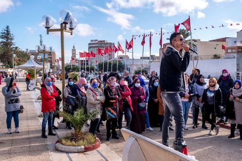 Fin novembre, c’est au centre ville, entre la cherrette et le portrait de Mohamed Bouazizi, que se réunit une petite centaine de diplômés chômeurs pour demander l’application d’une loi permettant l’embauche dans le secteur public des Tunisiens justifiant de plus de 10 ans de chômage. Sidi Bouzid, 10 ans après la révolution le bilan. Il y a 10 ans, le 17 décembre 2010, Mohamed Bouazizi, jeune chomeur, vendeur ambulant de légumes, s'immolait devant le gouvernorat au centre ville. Ce fut le début des manifestations des syndicalistes en région, le début de la révolution tunisienne qui aboutira le 14 janvier 2011 au départ du président dictateur Ben Ali et de sa famille. "Travail, Liberté et Dignité", ces trois mots du slogan des révolutionnaires de 2010 sont encore et toujours aujourd'hui scandés dans les rues de Tunisie. 
