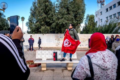 Fin novembre, c’est au centre ville, entre la cherrette et le portrait de Mohamed Bouazizi, que se réunit une petite centaine de diplômés chômeurs pour demander l’application d’une loi permettant l’embauche dans le secteur public des Tunisiens justifiant de plus de 10 ans de chômage. Sidi Bouzid, 10 ans après la révolution le bilan. Il y a 10 ans, le 17 décembre 2010, Mohamed Bouazizi, jeune chomeur, vendeur ambulant de légumes, s'immolait devant le gouvernorat au centre ville. Ce fut le début des manifestations des syndicalistes en région, le début de la révolution tunisienne qui aboutira le 14 janvier 2011 au départ du président dictateur Ben Ali et de sa famille. "Travail, Liberté et Dignité", ces trois mots du slogan des révolutionnaires de 2010 sont encore et toujours aujourd'hui scandés dans les rues de Tunisie. 