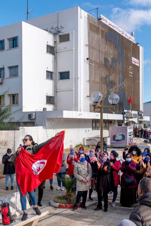 Fin novembre, c’est au centre ville, entre la cherrette et le portrait de Mohamed Bouazizi, que se réunit une petite centaine de diplômés chômeurs pour demander l’application d’une loi permettant l’embauche dans le secteur public des Tunisiens justifiant de plus de 10 ans de chômage. Sidi Bouzid, 10 ans après la révolution le bilan. Il y a 10 ans, le 17 décembre 2010, Mohamed Bouazizi, jeune chomeur, vendeur ambulant de légumes, s'immolait devant le gouvernorat au centre ville. Ce fut le début des manifestations des syndicalistes en région, le début de la révolution tunisienne qui aboutira le 14 janvier 2011 au départ du président dictateur Ben Ali et de sa famille. "Travail, Liberté et Dignité", ces trois mots du slogan des révolutionnaires de 2010 sont encore et toujours aujourd'hui scandés dans les rues de Tunisie. 