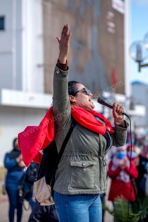 Fin novembre, c’est au centre ville, entre la cherrette et le portrait de Mohamed Bouazizi, que se réunit une petite centaine de diplômés chômeurs pour demander l’application d’une loi permettant l’embauche dans le secteur public des Tunisiens justifiant de plus de 10 ans de chômage. Sidi Bouzid, 10 ans après la révolution le bilan. Il y a 10 ans, le 17 décembre 2010, Mohamed Bouazizi, jeune chomeur, vendeur ambulant de légumes, s'immolait devant le gouvernorat au centre ville. Ce fut le début des manifestations des syndicalistes en région, le début de la révolution tunisienne qui aboutira le 14 janvier 2011 au départ du président dictateur Ben Ali et de sa famille. "Travail, Liberté et Dignité", ces trois mots du slogan des révolutionnaires de 2010 sont encore et toujours aujourd'hui scandés dans les rues de Tunisie. 