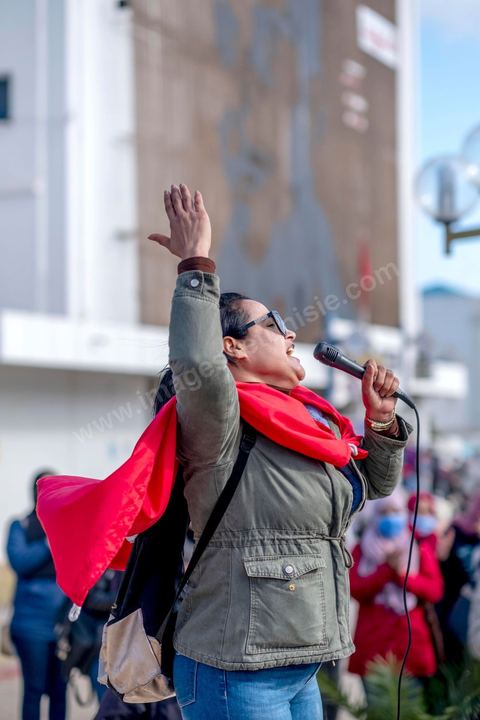 Fin novembre, c’est au centre ville, entre la cherrette et le portrait de Mohamed Bouazizi, que se réunit une petite centaine de diplômés chômeurs pour demander l’application d’une loi permettant l’embauche dans le secteur public des Tunisiens justifiant de plus de 10 ans de chômage. Sidi Bouzid, 10 ans après la révolution le bilan. Il y a 10 ans, le 17 décembre 2010, Mohamed Bouazizi, jeune chomeur, vendeur ambulant de légumes, s'immolait devant le gouvernorat au centre ville. Ce fut le début des manifestations des syndicalistes en région, le début de la révolution tunisienne qui aboutira le 14 janvier 2011 au départ du président dictateur Ben Ali et de sa famille. "Travail, Liberté et Dignité", ces trois mots du slogan des révolutionnaires de 2010 sont encore et toujours aujourd'hui scandés dans les rues de Tunisie. 