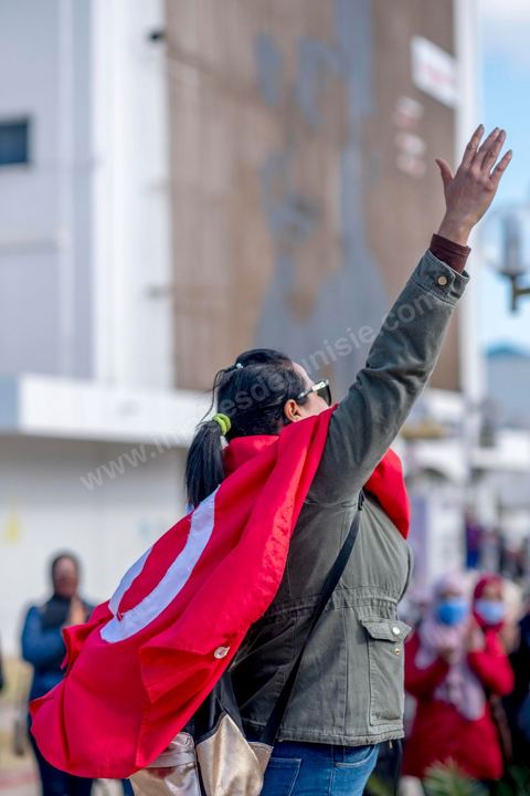 Fin novembre, c’est au centre ville, entre la cherrette et le portrait de Mohamed Bouazizi, que se réunit une petite centaine de diplômés chômeurs pour demander l’application d’une loi permettant l’embauche dans le secteur public des Tunisiens justifiant de plus de 10 ans de chômage. Sidi Bouzid, 10 ans après la révolution le bilan. Il y a 10 ans, le 17 décembre 2010, Mohamed Bouazizi, jeune chomeur, vendeur ambulant de légumes, s'immolait devant le gouvernorat au centre ville. Ce fut le début des manifestations des syndicalistes en région, le début de la révolution tunisienne qui aboutira le 14 janvier 2011 au départ du président dictateur Ben Ali et de sa famille. "Travail, Liberté et Dignité", ces trois mots du slogan des révolutionnaires de 2010 sont encore et toujours aujourd'hui scandés dans les rues de Tunisie. 