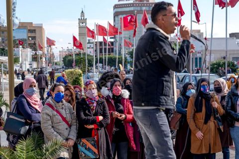 Fin novembre, c’est au centre ville, entre la cherrette et le portrait de Mohamed Bouazizi, que se réunit une petite centaine de diplômés chômeurs pour demander l’application d’une loi permettant l’embauche dans le secteur public des Tunisiens justifiant de plus de 10 ans de chômage. Sidi Bouzid, 10 ans après la révolution le bilan. Il y a 10 ans, le 17 décembre 2010, Mohamed Bouazizi, jeune chomeur, vendeur ambulant de légumes, s'immolait devant le gouvernorat au centre ville. Ce fut le début des manifestations des syndicalistes en région, le début de la révolution tunisienne qui aboutira le 14 janvier 2011 au départ du président dictateur Ben Ali et de sa famille. "Travail, Liberté et Dignité", ces trois mots du slogan des révolutionnaires de 2010 sont encore et toujours aujourd'hui scandés dans les rues de Tunisie. 