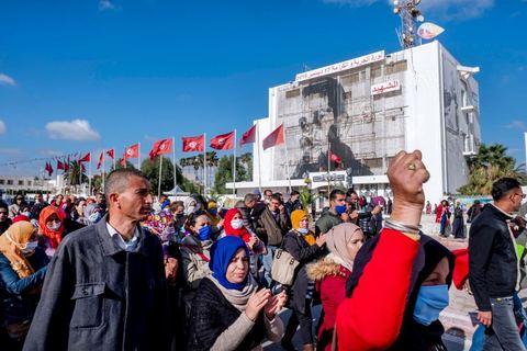 Fin novembre, c’est au centre ville, entre la cherrette et le portrait de Mohamed Bouazizi, que se réunit une petite centaine de diplômés chômeurs pour demander l’application d’une loi permettant l’embauche dans le secteur public des Tunisiens justifiant de plus de 10 ans de chômage. Sidi Bouzid, 10 ans après la révolution le bilan. Il y a 10 ans, le 17 décembre 2010, Mohamed Bouazizi, jeune chomeur, vendeur ambulant de légumes, s'immolait devant le gouvernorat au centre ville. Ce fut le début des manifestations des syndicalistes en région, le début de la révolution tunisienne qui aboutira le 14 janvier 2011 au départ du président dictateur Ben Ali et de sa famille. "Travail, Liberté et Dignité", ces trois mots du slogan des révolutionnaires de 2010 sont encore et toujours aujourd'hui scandés dans les rues de Tunisie. 
