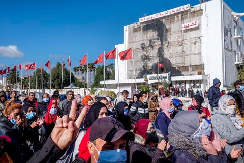 Fin novembre, c’est au centre ville, entre la cherrette et le portrait de Mohamed Bouazizi, que se réunit une petite centaine de diplômés chômeurs pour demander l’application d’une loi permettant l’embauche dans le secteur public des Tunisiens justifiant de plus de 10 ans de chômage. Sidi Bouzid, 10 ans après la révolution le bilan. Il y a 10 ans, le 17 décembre 2010, Mohamed Bouazizi, jeune chomeur, vendeur ambulant de légumes, s'immolait devant le gouvernorat au centre ville. Ce fut le début des manifestations des syndicalistes en région, le début de la révolution tunisienne qui aboutira le 14 janvier 2011 au départ du président dictateur Ben Ali et de sa famille. "Travail, Liberté et Dignité", ces trois mots du slogan des révolutionnaires de 2010 sont encore et toujours aujourd'hui scandés dans les rues de Tunisie. 