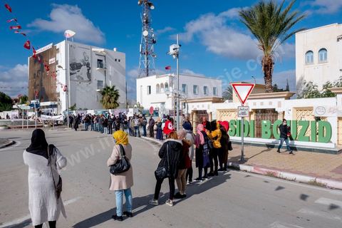 Fin novembre, c’est au centre ville, entre la cherrette et le portrait de Mohamed Bouazizi, que se réunit une petite centaine de diplômés chômeurs pour demander l’application d’une loi permettant l’embauche dans le secteur public des Tunisiens justifiant de plus de 10 ans de chômage. Sidi Bouzid, 10 ans après la révolution le bilan. Il y a 10 ans, le 17 décembre 2010, Mohamed Bouazizi, jeune chomeur, vendeur ambulant de légumes, s'immolait devant le gouvernorat au centre ville. Ce fut le début des manifestations des syndicalistes en région, le début de la révolution tunisienne qui aboutira le 14 janvier 2011 au départ du président dictateur Ben Ali et de sa famille. "Travail, Liberté et Dignité", ces trois mots du slogan des révolutionnaires de 2010 sont encore et toujours aujourd'hui scandés dans les rues de Tunisie. 