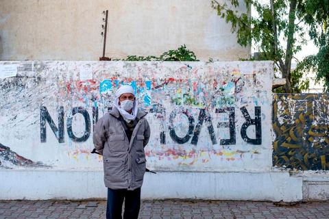 Un grafitti au centre ville qui résueme bien l'état d'esprit de la population et la situation du pays 10 ans après la révolution. Sidi Bouzid, 10 ans après la révolution le bilan. Il y a 10 ans, le 17 décembre 2010, Mohamed Bouazizi, jeune chomeur, vendeur ambulant de légumes, s'immolait devant le gouvernorat au centre ville. Ce fut le début des manifestations des syndicalistes en région, le début de la révolution tunisienne qui aboutira le 14 janvier 2011 au départ du président dictateur Ben Ali et de sa famille. "Travail, Liberté et Dignité", ces trois mots du slogan des révolutionnaires de 2010 sont encore et toujours aujourd'hui scandés dans les rues de Tunisie. 