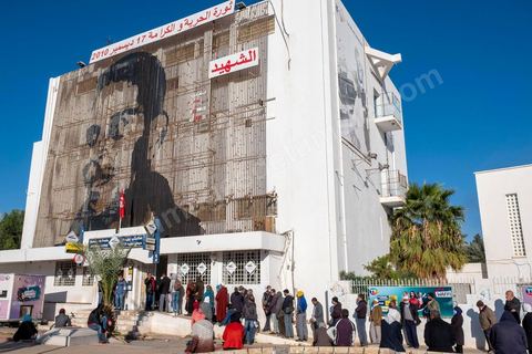 Au centre ville l'immense portrait en lamellles de Mohamed Bouaziz trone toujours sur la poste, avec la charrette, ces derniers signes du "martyr" qui a déclenché la révolution vieillisent mal. Sidi Bouzid, 10 ans après la révolution le bilan. Il y a 10 ans, le 17 décembre 2010, Mohamed Bouazizi, jeune chomeur, vendeur ambulant de légumes, s'immolait devant le gouvernorat au centre ville. Ce fut le début des manifestations des syndicalistes en région, le début de la révolution tunisienne qui aboutira le 14 janvier 2011 au départ du président dictateur Ben Ali et de sa famille. "Travail, Liberté et Dignité", ces trois mots du slogan des révolutionnaires de 2010 sont encore et toujours aujourd'hui scandés dans les rues de Tunisie. 