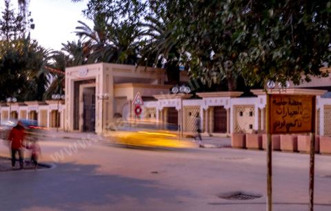 La place devant l'ancien gouvernorat où Mohamed Bouaziz vendait ses légumes puis où il s'est imolé. Sidi Bouzid, 10 ans après la révolution le bilan. Il y a 10 ans, le 17 décembre 2010, Mohamed Bouazizi, jeune chomeur, vendeur ambulant de légumes, s'immolait devant le gouvernorat au centre ville. Ce fut le début des manifestations des syndicalistes en région, le début de la révolution tunisienne qui aboutira le 14 janvier 2011 au départ du président dictateur Ben Ali et de sa famille. "Travail, Liberté et Dignité", ces trois mots du slogan des révolutionnaires de 2010 sont encore et toujours aujourd'hui scandés dans les rues de Tunisie. 