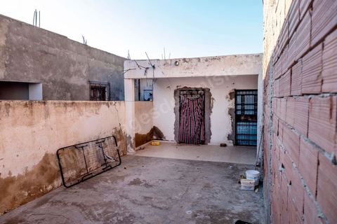 La maison de famille de Mohamed Bouazizi, il y a 10 ans lieu de rencontres de tous les medias du monde entier, aujourd'hui abandonée après le départ de la famille vers le Canada. Sidi Bouzid, 10 ans après la révolution le bilan. Il y a 10 ans, le 17 décembre 2010, Mohamed Bouazizi, jeune chomeur, vendeur ambulant de légumes, s'immolait devant le gouvernorat au centre ville. Ce fut le début des manifestations des syndicalistes en région, le début de la révolution tunisienne qui aboutira le 14 janvier 2011 au départ du président dictateur Ben Ali et de sa famille. "Travail, Liberté et Dignité", ces trois mots du slogan des révolutionnaires de 2010 sont encore et toujours aujourd'hui scandés dans les rues de Tunisie. 
