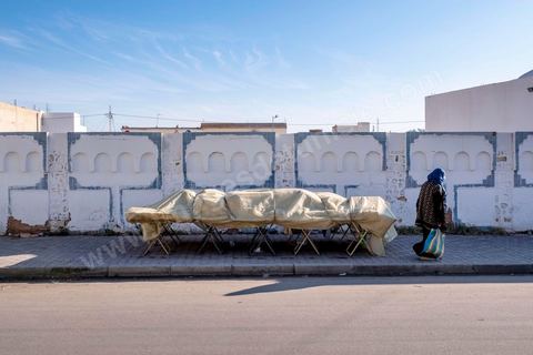 Sidi Bouzid, 10 ans après la révolution le bilan. Il y a 10 ans, le 17 décembre 2010, Mohamed Bouazizi, jeune chomeur, vendeur ambulant de légumes, s'immolait devant le gouvernorat au centre ville. Ce fut le début des manifestations des syndicalistes en région, le début de la révolution tunisienne qui aboutira le 14 janvier 2011 au départ du président dictateur Ben Ali et de sa famille. "Travail, Liberté et Dignité", ces trois mots du slogan des révolutionnaires de 2010 sont encore et toujours aujourd'hui scandés dans les rues de Tunisie. 