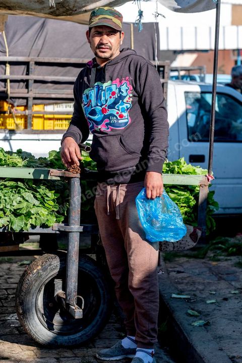 Ghassen Sassi, vendeur ambulant de légumes. Sidi Bouzid, 10 ans après la révolution le bilan. Il y a 10 ans, le 17 décembre 2010, Mohamed Bouazizi, jeune chomeur, vendeur ambulant de légumes, s'immolait devant le gouvernorat au centre ville. Ce fut le début des manifestations des syndicalistes en région, le début de la révolution tunisienne qui aboutira le 14 janvier 2011 au départ du président dictateur Ben Ali et de sa famille. "Travail, Liberté et Dignité", ces trois mots du slogan des révolutionnaires de 2010 sont encore et toujours aujourd'hui scandés dans les rues de Tunisie. 