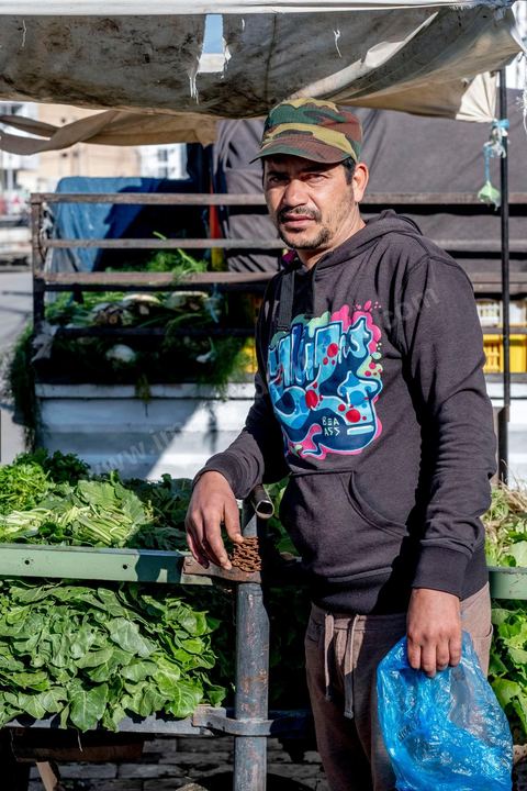Ghassen Sassi, vendeur ambulant de légumes. Sidi Bouzid, 10 ans après la révolution le bilan. Il y a 10 ans, le 17 décembre 2010, Mohamed Bouazizi, jeune chomeur, vendeur ambulant de légumes, s'immolait devant le gouvernorat au centre ville. Ce fut le début des manifestations des syndicalistes en région, le début de la révolution tunisienne qui aboutira le 14 janvier 2011 au départ du président dictateur Ben Ali et de sa famille. "Travail, Liberté et Dignité", ces trois mots du slogan des révolutionnaires de 2010 sont encore et toujours aujourd'hui scandés dans les rues de Tunisie. 