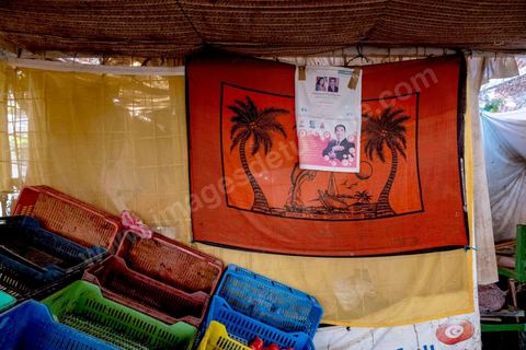 Vestige rare des années Ben Ali au marché couvert. Sidi Bouzid, 10 ans après la révolution le bilan. Il y a 10 ans, le 17 décembre 2010, Mohamed Bouazizi, jeune chomeur, vendeur ambulant de légumes, s'immolait devant le gouvernorat au centre ville. Ce fut le début des manifestations des syndicalistes en région, le début de la révolution tunisienne qui aboutira le 14 janvier 2011 au départ du président dictateur Ben Ali et de sa famille. "Travail, Liberté et Dignité", ces trois mots du slogan des révolutionnaires de 2010 sont encore et toujours aujourd'hui scandés dans les rues de Tunisie. 
