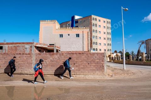 Développement urbain dans le nouveau quartier de Yasminet à la sortie sud de la ville. Sidi Bouzid, 10 ans après la révolution le bilan. Il y a 10 ans, le 17 décembre 2010, Mohamed Bouazizi, jeune chomeur, vendeur ambulant de légumes, s'immolait devant le gouvernorat au centre ville. Ce fut le début des manifestations des syndicalistes en région, le début de la révolution tunisienne qui aboutira le 14 janvier 2011 au départ du président dictateur Ben Ali et de sa famille. "Travail, Liberté et Dignité", ces trois mots du slogan des révolutionnaires de 2010 sont encore et toujours aujourd'hui scandés dans les rues de Tunisie. 