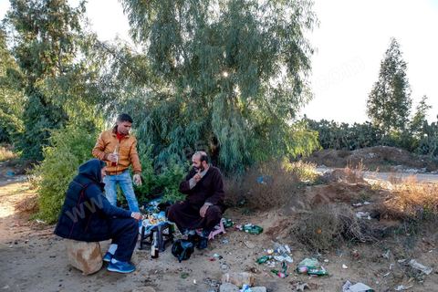 à la sortie ouest de la ville, la parcelle 17 est réputée de tous, le lieu où les bouzidiens peuvent boire librement au milieu des oliviers. Sidi Bouzid, 10 ans après la révolution le bilan. Il y a 10 ans, le 17 décembre 2010, Mohamed Bouazizi, jeune chomeur, vendeur ambulant de légumes, s'immolait devant le gouvernorat au centre ville. Ce fut le début des manifestations des syndicalistes en région, le début de la révolution tunisienne qui aboutira le 14 janvier 2011 au départ du président dictateur Ben Ali et de sa famille. "Travail, Liberté et Dignité", ces trois mots du slogan des révolutionnaires de 2010 sont encore et toujours aujourd'hui scandés dans les rues de Tunisie. 
