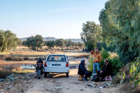 à la sortie ouest de la ville, la parcelle 17 est réputée de tous, le lieu où les bouzidiens peuvent boire librement au milieu des oliviers. Sidi Bouzid, 10 ans après la révolution le bilan. Il y a 10 ans, le 17 décembre 2010, Mohamed Bouazizi, jeune chomeur, vendeur ambulant de légumes, s'immolait devant le gouvernorat au centre ville. Ce fut le début des manifestations des syndicalistes en région, le début de la révolution tunisienne qui aboutira le 14 janvier 2011 au départ du président dictateur Ben Ali et de sa famille. "Travail, Liberté et Dignité", ces trois mots du slogan des révolutionnaires de 2010 sont encore et toujours aujourd'hui scandés dans les rues de Tunisie. 