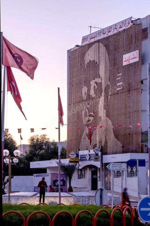 Au centre ville l'immense portrait en lamellles de Mohamed Bouaziz trone toujours sur la poste, avec la charrette, ces derniers signes du "martyr" qui a déclenché la révolution vieillisent mal. Sidi Bouzid, 10 ans après la révolution le bilan. Il y a 10 ans, le 17 décembre 2010, Mohamed Bouazizi, jeune chomeur, vendeur ambulant de légumes, s'immolait devant le gouvernorat au centre ville. Ce fut le début des manifestations des syndicalistes en région, le début de la révolution tunisienne qui aboutira le 14 janvier 2011 au départ du président dictateur Ben Ali et de sa famille. "Travail, Liberté et Dignité", ces trois mots du slogan des révolutionnaires de 2010 sont encore et toujours aujourd'hui scandés dans les rues de Tunisie. 