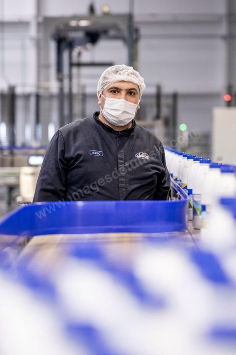 Ayoub Hamdi, responsable de maintenance sur la nouvelle ligne UHT. Dans la zone industrielle au nord de Sidi bouzid,  l'usine de lait Délice Danone, reste l'une des rares implantations après la révolution. Sidi Bouzid, 10 ans après la révolution le bilan. Il y a 10 ans, le 17 décembre 2010, Mohamed Bouazizi, jeune chomeur, vendeur ambulant de légumes, s'immolait devant le gouvernorat au centre ville. Ce fut le début des manifestations des syndicalistes en région, le début de la révolution tunisienne qui aboutira le 14 janvier 2011 au départ du président dictateur Ben Ali et de sa famille. "Travail, Liberté et Dignité", ces trois mots du slogan des révolutionnaires de 2010 sont encore et toujours aujourd'hui scandés dans les rues de Tunisie. 