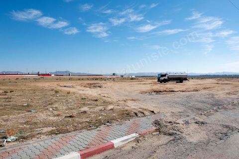 La zone industrielle au nord de Sidi bouzid,  l'usine de lait Délice Danone, reste l'une des rares implantations après la révolution. Sidi Bouzid, 10 ans après la révolution le bilan. Il y a 10 ans, le 17 décembre 2010, Mohamed Bouazizi, jeune chomeur, vendeur ambulant de légumes, s'immolait devant le gouvernorat au centre ville. Ce fut le début des manifestations des syndicalistes en région, le début de la révolution tunisienne qui aboutira le 14 janvier 2011 au départ du président dictateur Ben Ali et de sa famille. "Travail, Liberté et Dignité", ces trois mots du slogan des révolutionnaires de 2010 sont encore et toujours aujourd'hui scandés dans les rues de Tunisie. 