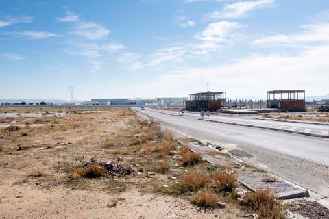 La zone industrielle au nord de Sidi bouzid,  l'usine de lait Délice Danone, reste l'une des rares implantations après la révolution. Sidi Bouzid, 10 ans après la révolution le bilan. Il y a 10 ans, le 17 décembre 2010, Mohamed Bouazizi, jeune chomeur, vendeur ambulant de légumes, s'immolait devant le gouvernorat au centre ville. Ce fut le début des manifestations des syndicalistes en région, le début de la révolution tunisienne qui aboutira le 14 janvier 2011 au départ du président dictateur Ben Ali et de sa famille. "Travail, Liberté et Dignité", ces trois mots du slogan des révolutionnaires de 2010 sont encore et toujours aujourd'hui scandés dans les rues de Tunisie. 