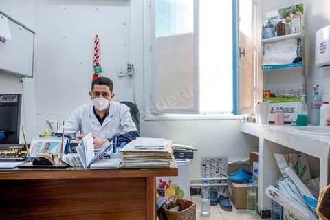 Dr Anis Gammoudi, urologue à l'hopital de Sidi Bouzid. Sidi Bouzid, 10 ans après la révolution le bilan. Il y a 10 ans, le 17 décembre 2010, Mohamed Bouazizi, jeune chomeur, vendeur ambulant de légumes, s'immolait devant le gouvernorat au centre ville. Ce fut le début des manifestations des syndicalistes en région, le début de la révolution tunisienne qui aboutira le 14 janvier 2011 au départ du président dictateur Ben Ali et de sa famille. "Travail, Liberté et Dignité", ces trois mots du slogan des révolutionnaires de 2010 sont encore et toujours aujourd'hui scandés dans les rues de Tunisie. 