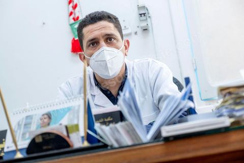 Dr Anis Gammoudi, urologue à l'hopital de Sidi Bouzid. Sidi Bouzid, 10 ans après la révolution le bilan. Il y a 10 ans, le 17 décembre 2010, Mohamed Bouazizi, jeune chomeur, vendeur ambulant de légumes, s'immolait devant le gouvernorat au centre ville. Ce fut le début des manifestations des syndicalistes en région, le début de la révolution tunisienne qui aboutira le 14 janvier 2011 au départ du président dictateur Ben Ali et de sa famille. "Travail, Liberté et Dignité", ces trois mots du slogan des révolutionnaires de 2010 sont encore et toujours aujourd'hui scandés dans les rues de Tunisie. 