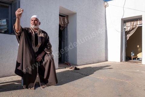 Chez Thabet Abdelli Imam du vendredi dans deux mosquées de Sidi Bouzid. Sidi Bouzid, 10 ans après la révolution le bilan. Il y a 10 ans, le 17 décembre 2010, Mohamed Bouazizi, jeune chomeur, vendeur ambulant de légumes, s'immolait devant le gouvernorat au centre ville. Ce fut le début des manifestations des syndicalistes en région, le début de la révolution tunisienne qui aboutira le 14 janvier 2011 au départ du président dictateur Ben Ali et de sa famille. "Travail, Liberté et Dignité", ces trois mots du slogan des révolutionnaires de 2010 sont encore et toujours aujourd'hui scandés dans les rues de Tunisie. 