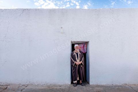 Chez Thabet Abdelli Imam du vendredi dans deux mosquées de Sidi Bouzid. Sidi Bouzid, 10 ans après la révolution le bilan. Il y a 10 ans, le 17 décembre 2010, Mohamed Bouazizi, jeune chomeur, vendeur ambulant de légumes, s'immolait devant le gouvernorat au centre ville. Ce fut le début des manifestations des syndicalistes en région, le début de la révolution tunisienne qui aboutira le 14 janvier 2011 au départ du président dictateur Ben Ali et de sa famille. "Travail, Liberté et Dignité", ces trois mots du slogan des révolutionnaires de 2010 sont encore et toujours aujourd'hui scandés dans les rues de Tunisie. 