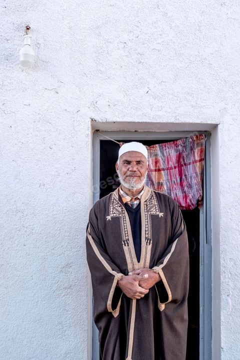 Chez Thabet Abdelli Imam du vendredi dans deux mosquées de Sidi Bouzid. Sidi Bouzid, 10 ans après la révolution le bilan. Il y a 10 ans, le 17 décembre 2010, Mohamed Bouazizi, jeune chomeur, vendeur ambulant de légumes, s'immolait devant le gouvernorat au centre ville. Ce fut le début des manifestations des syndicalistes en région, le début de la révolution tunisienne qui aboutira le 14 janvier 2011 au départ du président dictateur Ben Ali et de sa famille. "Travail, Liberté et Dignité", ces trois mots du slogan des révolutionnaires de 2010 sont encore et toujours aujourd'hui scandés dans les rues de Tunisie. 