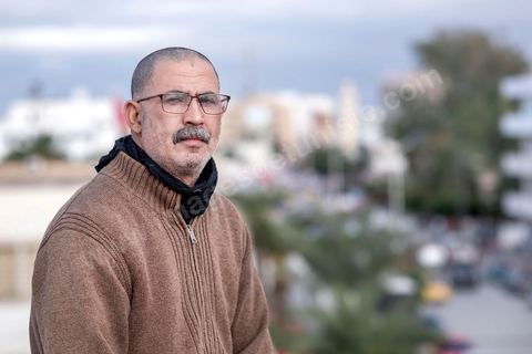 Khaled Aouainia, avocat et militant du POCT, parti ouvrier communiste, sur le toit de son immeuble au centre ville. Il fait partie de ceux qui ont élaboré le mythique de Mohamed Bouazizi dès le jour de l'immolation pour mobiliser rapidement et fortement. A Sidi Bouzid, 10 ans après la révolution le bilan. Il y a 10 ans, le 17 décembre 2010, Mohamed Bouazizi, jeune chomeur, vendeur ambulant de légumes, s'immolait devant le gouvernorat au centre ville. Ce fut le début des manifestations des syndicalistes en région, le début de la révolution tunisienne qui aboutira le 14 janvier 2011 au départ du président dictateur Ben Ali et de sa famille. "Travail, Liberté et Dignité", ces trois mots du slogan des révolutionnaires de 2010 sont encore et toujours aujourd'hui scandés dans les rues de Tunisie. 
