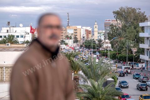 Khaled Aouainia, avocat et militant du POCT, parti ouvrier communiste, sur le toit de son immeuble au centre ville. Il fait partie de ceux qui ont élaboré le mythique de Mohamed Bouazizi dès le jour de l'immolation pour mobiliser rapidement et fortement. A Sidi Bouzid, 10 ans après la révolution le bilan. Il y a 10 ans, le 17 décembre 2010, Mohamed Bouazizi, jeune chomeur, vendeur ambulant de légumes, s'immolait devant le gouvernorat au centre ville. Ce fut le début des manifestations des syndicalistes en région, le début de la révolution tunisienne qui aboutira le 14 janvier 2011 au départ du président dictateur Ben Ali et de sa famille. "Travail, Liberté et Dignité", ces trois mots du slogan des révolutionnaires de 2010 sont encore et toujours aujourd'hui scandés dans les rues de Tunisie. 