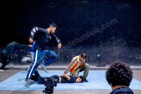Au centre d'art dramatique, inauguré en 2019, dans le nouveau quartier de Yasminet, Ridha Tlili, metteur en scène et originaire de la ville prépare avec des jeunes danseurs un spectacle sur les mouvements de protestations. Sidi Bouzid, 10 ans après la révolution le bilan. Il y a 10 ans, le 17 décembre 2010, Mohamed Bouazizi, jeune chomeur, vendeur ambulant de légumes, s'immolait devant le gouvernorat au centre ville. Ce fut le début des manifestations des syndicalistes en région, le début de la révolution tunisienne qui aboutira le 14 janvier 2011 au départ du président dictateur Ben Ali et de sa famille. "Travail, Liberté et Dignité", ces trois mots du slogan des révolutionnaires de 2010 sont encore et toujours aujourd'hui scandés dans les rues de Tunisie. 