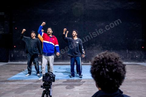 Au centre d'art dramatique, inauguré en 2019, dans le nouveau quartier de Yasminet, Ridha Tlili, metteur en scène et originaire de la ville prépare avec des jeunes danseurs un spectacle sur les mouvements de protestations. Sidi Bouzid, 10 ans après la révolution le bilan. Il y a 10 ans, le 17 décembre 2010, Mohamed Bouazizi, jeune chomeur, vendeur ambulant de légumes, s'immolait devant le gouvernorat au centre ville. Ce fut le début des manifestations des syndicalistes en région, le début de la révolution tunisienne qui aboutira le 14 janvier 2011 au départ du président dictateur Ben Ali et de sa famille. "Travail, Liberté et Dignité", ces trois mots du slogan des révolutionnaires de 2010 sont encore et toujours aujourd'hui scandés dans les rues de Tunisie. 