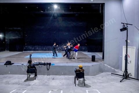 Au centre d'art dramatique, inauguré en 2019, dans le nouveau quartier de Yasminet, Ridha Tlili, metteur en scène et originaire de la ville prépare avec des jeunes danseurs un spectacle sur les mouvements de protestations. Sidi Bouzid, 10 ans après la révolution le bilan. Il y a 10 ans, le 17 décembre 2010, Mohamed Bouazizi, jeune chomeur, vendeur ambulant de légumes, s'immolait devant le gouvernorat au centre ville. Ce fut le début des manifestations des syndicalistes en région, le début de la révolution tunisienne qui aboutira le 14 janvier 2011 au départ du président dictateur Ben Ali et de sa famille. "Travail, Liberté et Dignité", ces trois mots du slogan des révolutionnaires de 2010 sont encore et toujours aujourd'hui scandés dans les rues de Tunisie. 