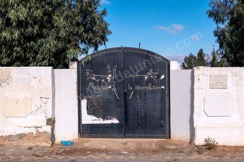 Derrière la charrette, au centre ville, le terrain vierge qui devait accueillir le musée de la révolution reste vide 10 ans parès. A Sidi Bouzid, 10 ans après la révolution le bilan. Il y a 10 ans, le 17 décembre 2010, Mohamed Bouazizi, jeune chomeur, vendeur ambulant de légumes, s'immolait devant le gouvernorat au centre ville. Ce fut le début des manifestations des syndicalistes en région, le début de la révolution tunisienne qui aboutira le 14 janvier 2011 au départ du président dictateur Ben Ali et de sa famille. "Travail, Liberté et Dignité", ces trois mots du slogan des révolutionnaires de 2010 sont encore et toujours aujourd'hui scandés dans les rues de Tunisie. 