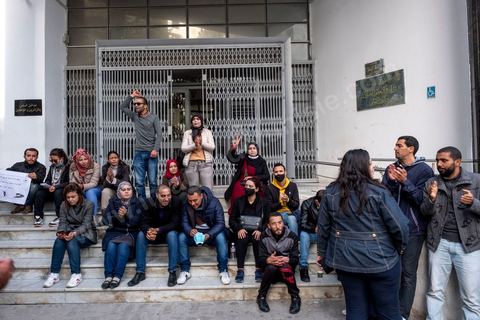 2 décembre 2020 : depuis 6 mois que persiste le sitin ouvert des diplomés docteurs devant le siège du ministère de l’Enseignement supérieur et de la Recherche scientifique rien de nouveau pour leurs révendications. Le Groupe national des docteurs sans emploi demande l’embauche de tous les docteurs chômeurs dans les unités de recherches, établissements universitaires et administrations.