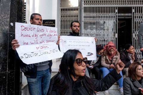 2 décembre 2020 : depuis 6 mois que persiste le sitin ouvert des diplomés docteurs devant le siège du ministère de l’Enseignement supérieur et de la Recherche scientifique rien de nouveau pour leurs révendications. Le Groupe national des docteurs sans emploi demande l’embauche de tous les docteurs chômeurs dans les unités de recherches, établissements universitaires et administrations.