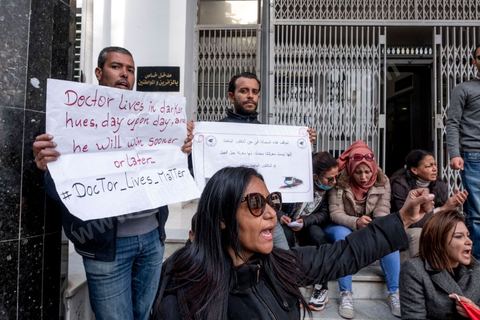 2 décembre 2020 : depuis 6 mois que persiste le sitin ouvert des diplomés docteurs devant le siège du ministère de l’Enseignement supérieur et de la Recherche scientifique rien de nouveau pour leurs révendications. Le Groupe national des docteurs sans emploi demande l’embauche de tous les docteurs chômeurs dans les unités de recherches, établissements universitaires et administrations.