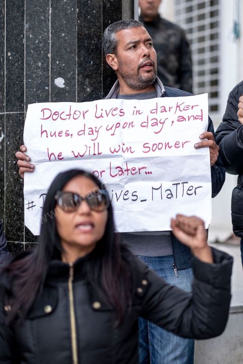 2 décembre 2020 : depuis 6 mois que persiste le sitin ouvert des diplomés docteurs devant le siège du ministère de l’Enseignement supérieur et de la Recherche scientifique rien de nouveau pour leurs révendications. Le Groupe national des docteurs sans emploi demande l’embauche de tous les docteurs chômeurs dans les unités de recherches, établissements universitaires et administrations.