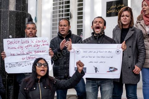 2 décembre 2020 : depuis 6 mois que persiste le sitin ouvert des diplomés docteurs devant le siège du ministère de l’Enseignement supérieur et de la Recherche scientifique rien de nouveau pour leurs révendications. Le Groupe national des docteurs sans emploi demande l’embauche de tous les docteurs chômeurs dans les unités de recherches, établissements universitaires et administrations.