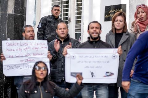 2 décembre 2020 : depuis 6 mois que persiste le sitin ouvert des diplomés docteurs devant le siège du ministère de l’Enseignement supérieur et de la Recherche scientifique rien de nouveau pour leurs révendications. Le Groupe national des docteurs sans emploi demande l’embauche de tous les docteurs chômeurs dans les unités de recherches, établissements universitaires et administrations.