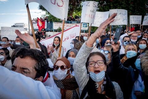 8 décembre 2020 : les professionnels de la santé ont manifesté à Tunis de leur minsitère au Premier minsitère pour protester contre l'état calamiteux d'un secteur public victime de sous-financements et de fuite des cerveaux. «Personnel fatigué, hôpital en danger», «Honte à vous», «La santé publique en chute libre»: plusieurs milliers de blouses blanches ont brandi ces pancartes et scandé des "Dégage" au ministre de la Santé, le tout pour défendre le milieu hospitalier. La mort, dans la nuit de jeudi à vendredi, d’un médecin de 26 ans tombé dans un ascenseur dysfonctionnel lors de sa garde à l’hôpital de Jendouba, a été l’étincelle pour le personnel soignant du secteur public qui souffre depuis des années.