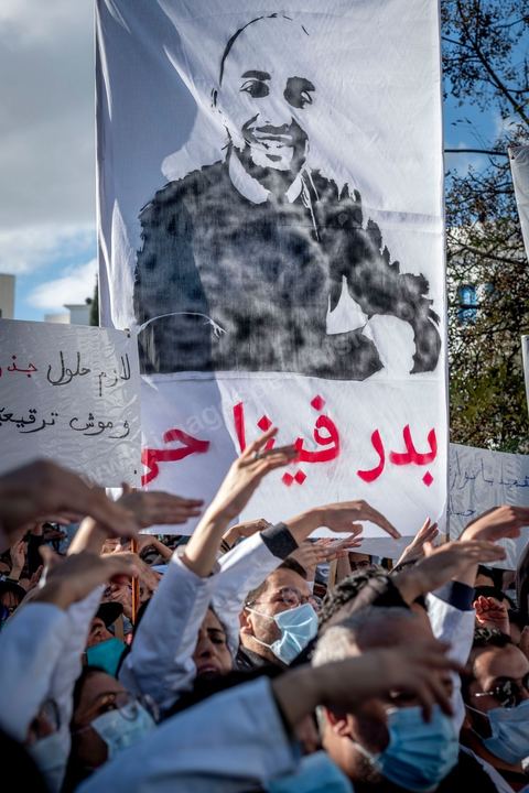 8 décembre 2020 : les professionnels de la santé ont manifesté à Tunis de leur minsitère au Premier minsitère pour protester contre l'état calamiteux d'un secteur public victime de sous-financements et de fuite des cerveaux. «Personnel fatigué, hôpital en danger», «Honte à vous», «La santé publique en chute libre»: plusieurs milliers de blouses blanches ont brandi ces pancartes et scandé des "Dégage" au ministre de la Santé, le tout pour défendre le milieu hospitalier. La mort, dans la nuit de jeudi à vendredi, d’un médecin de 26 ans tombé dans un ascenseur dysfonctionnel lors de sa garde à l’hôpital de Jendouba, a été l’étincelle pour le personnel soignant du secteur public qui souffre depuis des années.