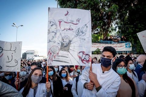 8 décembre 2020 : les professionnels de la santé ont manifesté à Tunis de leur minsitère au Premier minsitère pour protester contre l'état calamiteux d'un secteur public victime de sous-financements et de fuite des cerveaux. «Personnel fatigué, hôpital en danger», «Honte à vous», «La santé publique en chute libre»: plusieurs milliers de blouses blanches ont brandi ces pancartes et scandé des "Dégage" au ministre de la Santé, le tout pour défendre le milieu hospitalier. La mort, dans la nuit de jeudi à vendredi, d’un médecin de 26 ans tombé dans un ascenseur dysfonctionnel lors de sa garde à l’hôpital de Jendouba, a été l’étincelle pour le personnel soignant du secteur public qui souffre depuis des années.