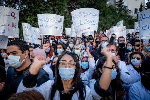8 décembre 2020 : les professionnels de la santé ont manifesté à Tunis de leur minsitère au Premier minsitère pour protester contre l'état calamiteux d'un secteur public victime de sous-financements et de fuite des cerveaux. «Personnel fatigué, hôpital en danger», «Honte à vous», «La santé publique en chute libre»: plusieurs milliers de blouses blanches ont brandi ces pancartes et scandé des "Dégage" au ministre de la Santé, le tout pour défendre le milieu hospitalier. La mort, dans la nuit de jeudi à vendredi, d’un médecin de 26 ans tombé dans un ascenseur dysfonctionnel lors de sa garde à l’hôpital de Jendouba, a été l’étincelle pour le personnel soignant du secteur public qui souffre depuis des années.