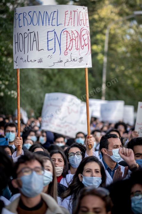 8 décembre 2020 : les professionnels de la santé ont manifesté à Tunis de leur minsitère au Premier minsitère pour protester contre l'état calamiteux d'un secteur public victime de sous-financements et de fuite des cerveaux. «Personnel fatigué, hôpital en danger», «Honte à vous», «La santé publique en chute libre»: plusieurs milliers de blouses blanches ont brandi ces pancartes et scandé des "Dégage" au ministre de la Santé, le tout pour défendre le milieu hospitalier. La mort, dans la nuit de jeudi à vendredi, d’un médecin de 26 ans tombé dans un ascenseur dysfonctionnel lors de sa garde à l’hôpital de Jendouba, a été l’étincelle pour le personnel soignant du secteur public qui souffre depuis des années.